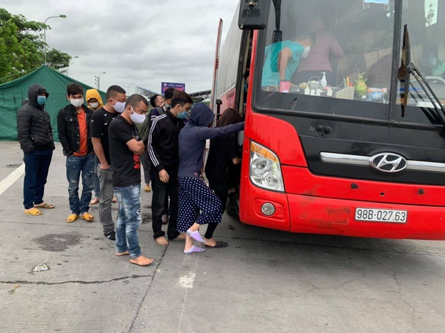 Phát hiện nhà xe chở 30 khách đi từ TP.HCM ra Hà Nội - Ảnh 4.