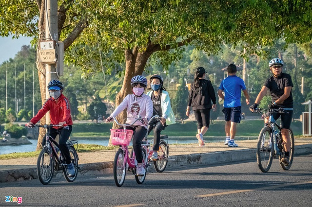 Công viên ở Đà Lạt đông người những ngày cách ly toàn xã hội - Ảnh 2.