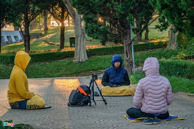 Công viên ở Đà Lạt đông người những ngày cách ly toàn xã hội - Ảnh 9.