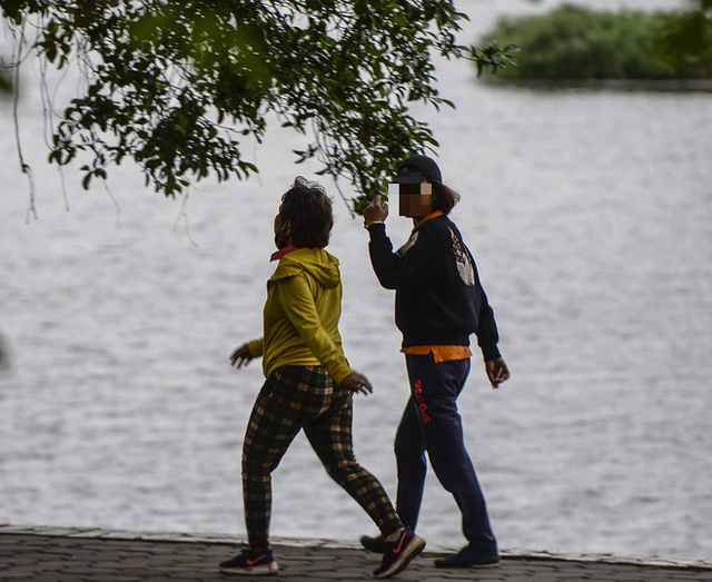 Người Hà Nội chui rào vào Công viên Thống Nhất tập thể dục, câu cá giữa dịch COVID-19 - Ảnh 7.