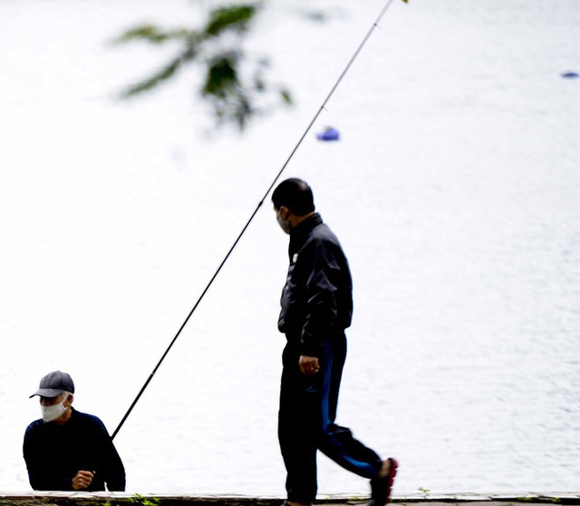Người Hà Nội chui rào vào Công viên Thống Nhất tập thể dục, câu cá giữa dịch COVID-19 - Ảnh 8.