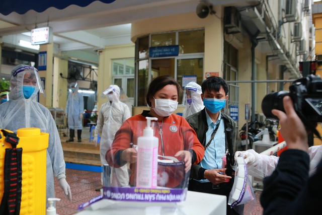 Nhiều bệnh viện tại Hà Nội lập chốt sàng lọc, khử khuẩn đối với tất cả người ra/vào - Ảnh 7.