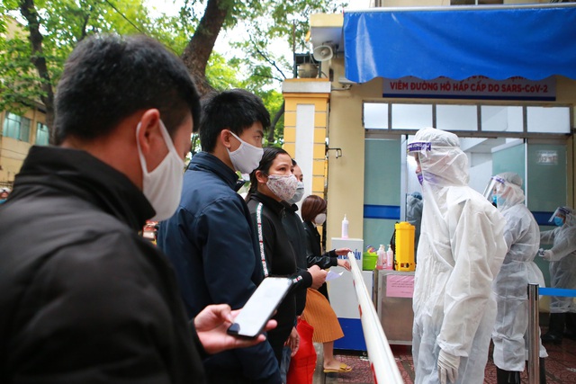 Nhiều bệnh viện tại Hà Nội lập chốt sàng lọc, khử khuẩn đối với tất cả người ra/vào - Ảnh 9.