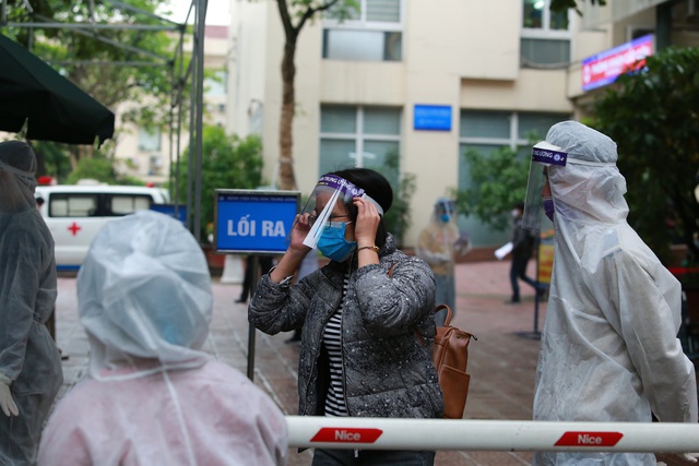 Nhiều bệnh viện tại Hà Nội lập chốt sàng lọc, khử khuẩn đối với tất cả người ra/vào - Ảnh 6.