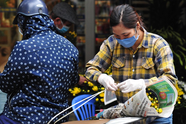Các tiểu thương chợ dân sinh đeo khẩu trang, găng tay khi bán hàng để phòng  chống dịch COVID-19 - Ảnh 16.