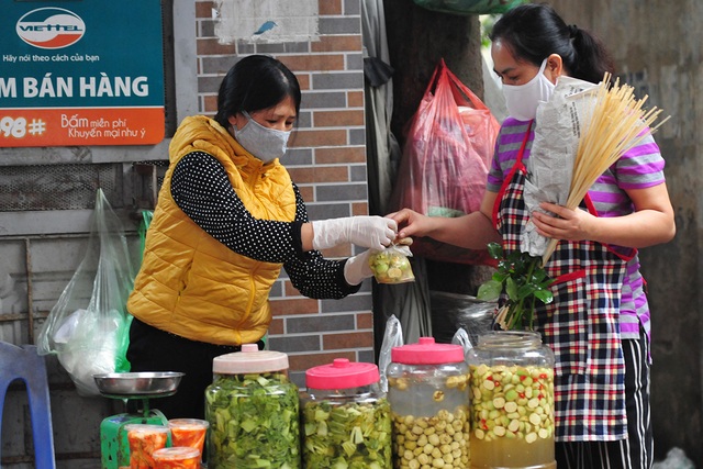 Các tiểu thương chợ dân sinh đeo khẩu trang, găng tay khi bán hàng để phòng  chống dịch COVID-19 - Ảnh 15.