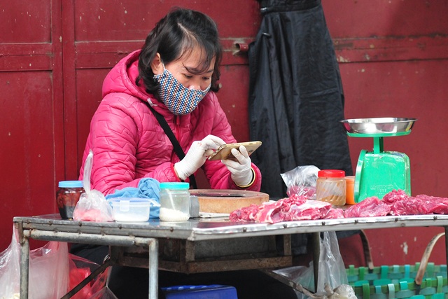 Các tiểu thương chợ dân sinh đeo khẩu trang, găng tay khi bán hàng để phòng  chống dịch COVID-19 - Ảnh 12.