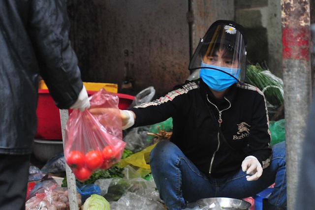 Các tiểu thương chợ dân sinh đeo khẩu trang, găng tay khi bán hàng để phòng  chống dịch COVID-19 - Ảnh 13.