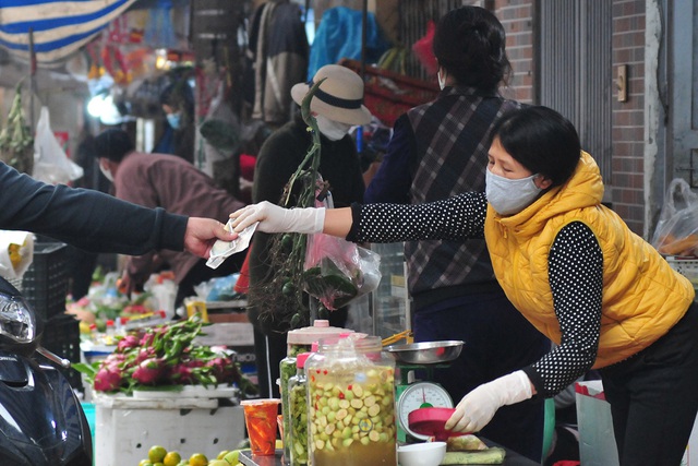 Các tiểu thương chợ dân sinh đeo khẩu trang, găng tay khi bán hàng để phòng  chống dịch COVID-19 - Ảnh 5.