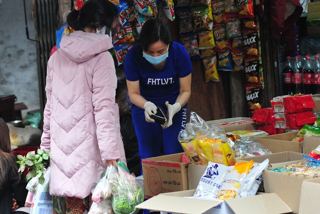 Các tiểu thương chợ dân sinh đeo khẩu trang, găng tay khi bán hàng để phòng  chống dịch COVID-19 - Ảnh 9.