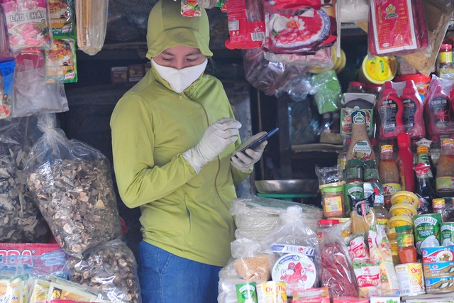 Các tiểu thương chợ dân sinh đeo khẩu trang, găng tay khi bán hàng để phòng  chống dịch COVID-19 - Ảnh 11.