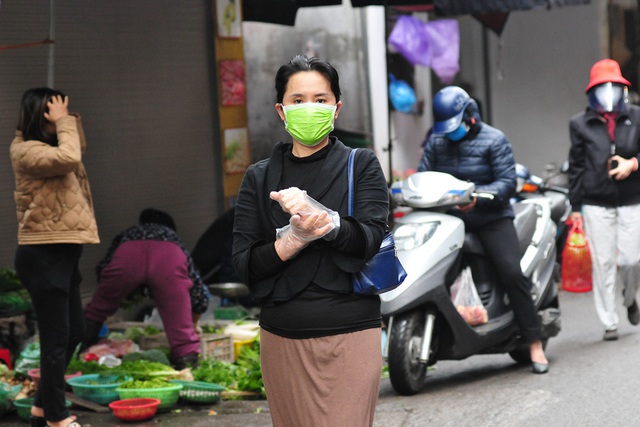 Các tiểu thương chợ dân sinh đeo khẩu trang, găng tay khi bán hàng để phòng  chống dịch COVID-19 - Ảnh 7.