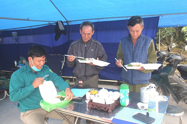 Bữa ăn tại các chốt kiểm dịch ở Hải Dương: Nơi tổ chức nấu, chỗ về nhà ăn - Ảnh 14.
