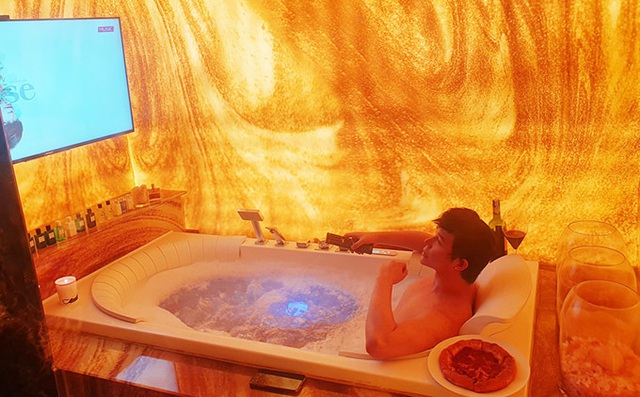 Phòng tắm dát vàng trong căn hộ triệu đô của Nathan Lee - Ảnh 2.