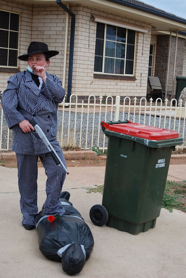 Chết cười cảnh phải ở nhà né dịch, dân Úc tranh thủ mở show diễn thời trang khi ra ngoài đổ rác - Ảnh 11.