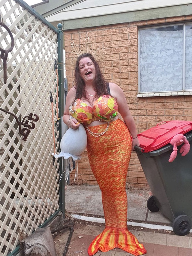 Chết cười cảnh phải ở nhà né dịch, dân Úc tranh thủ mở show diễn thời trang khi ra ngoài đổ rác - Ảnh 3.