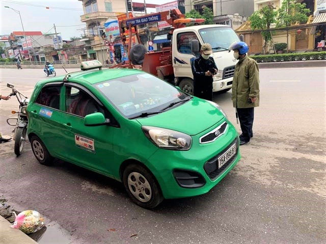 Hải Phòng: Bất chấp lệnh cấm, nhiều xe taxi vẫn hoạt động trong dịch COVID-19 - Ảnh 3.