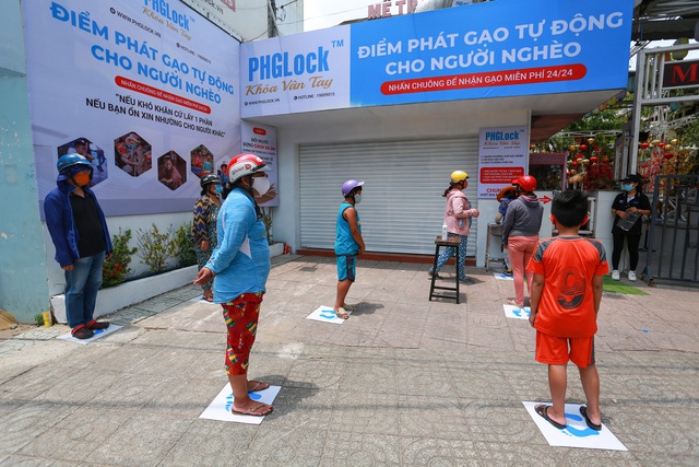  Máy phát gạo tự động cho hàng nghìn người nghèo ở Sài Gòn, chỉ cần bấm nút là có gạo - Ảnh 2.