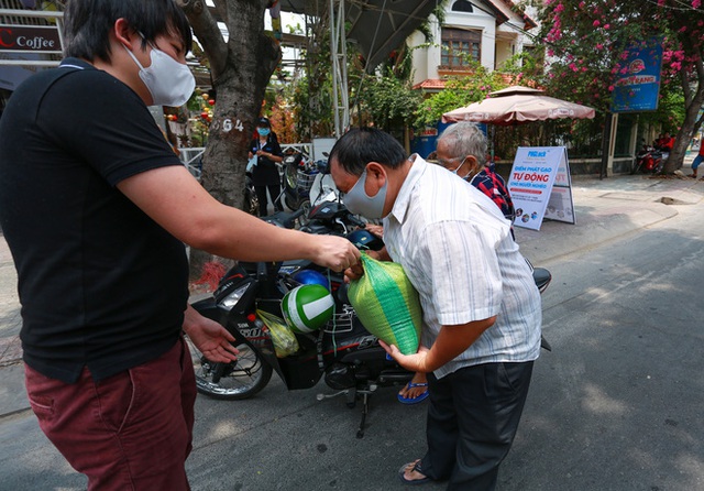  Máy phát gạo tự động cho hàng nghìn người nghèo ở Sài Gòn, chỉ cần bấm nút là có gạo - Ảnh 18.