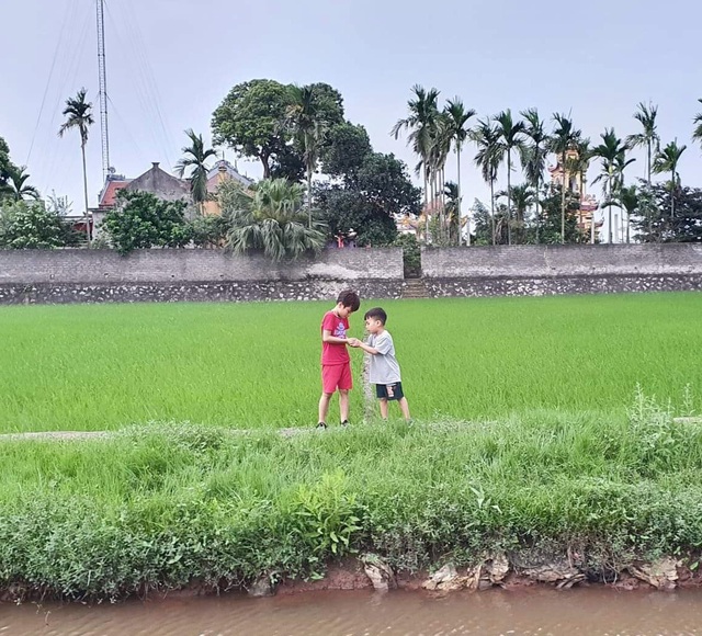 Mẹ bày trò chơi giúp hai con nghỉ dịch không thấy chán - Ảnh 4.