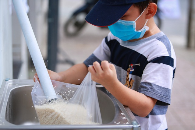  Máy phát gạo tự động cho hàng nghìn người nghèo ở Sài Gòn, chỉ cần bấm nút là có gạo - Ảnh 11.