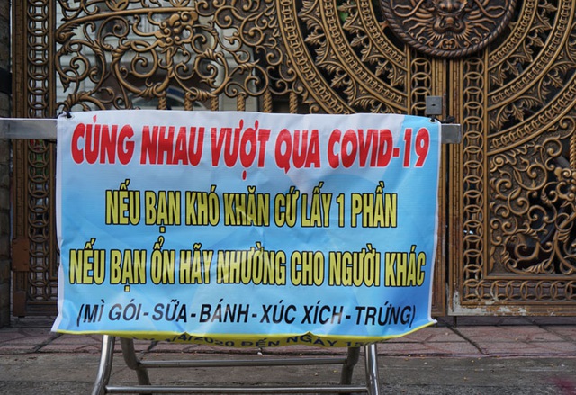 Sài Gòn nghĩa tình và sẻ chia: Có bao nhiêu tiền là làm từ thiện hết! - Ảnh 1.