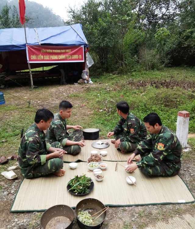 Ăn rau rừng bám chốt kiểm soát COVID-19 nơi biên giới Việt - Lào - Ảnh 3.