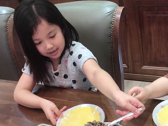 Con gái Jennifer Phạm chăm làm bánh mùa dịch - Ảnh 1.