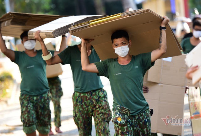 Phút nhẫn nại của anh bộ đội trước hành xử nóng nảy của người cách ly - Ảnh 5.