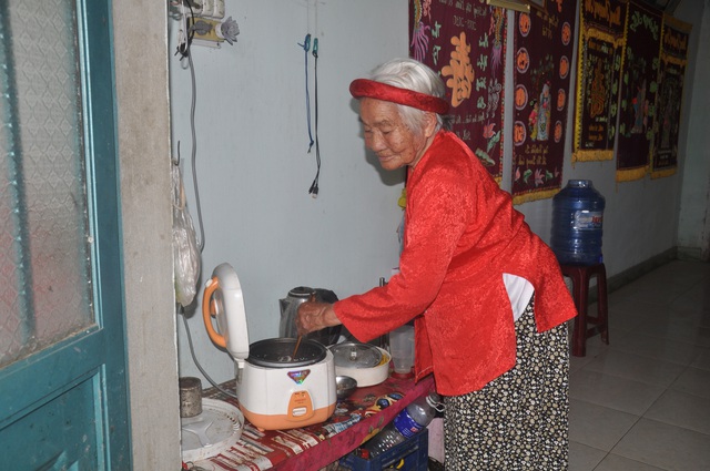 Cụ bà 90 tuổi ở Tây Nguyên xin thoát nghèo,  góp tiền ủng hộ quỹ chống dịch - Ảnh 2.