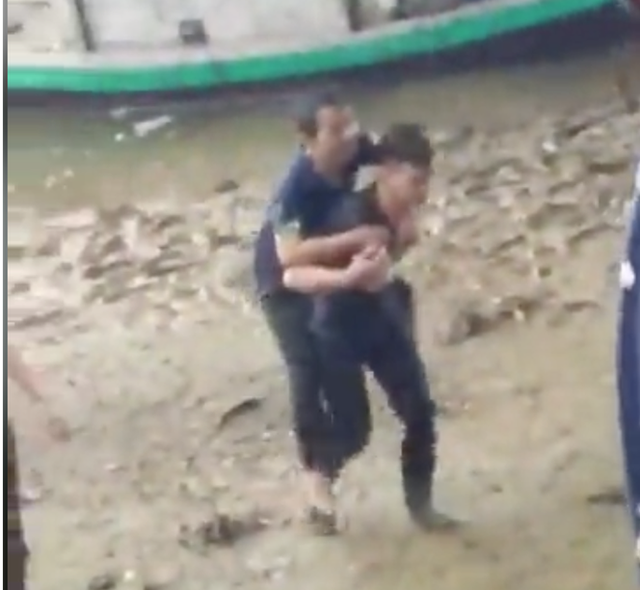  Nam sinh viên lao xuống sông chảy xiết, vật lộn 20 phút cứu người đàn ông nhảy cầu  - Ảnh 1.