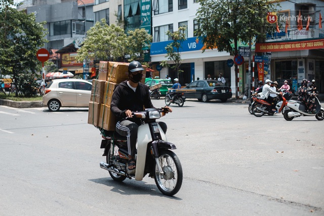 1 ngày trước khi tạm hạ nhiệt, Hà Nội nắng nóng như chảo lửa, người dân chật vật mưu sinh dưới nhiệt độ gay gắt - Ảnh 11.