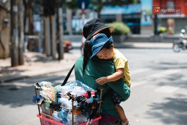 1 ngày trước khi tạm hạ nhiệt, Hà Nội nắng nóng như chảo lửa, người dân chật vật mưu sinh dưới nhiệt độ gay gắt - Ảnh 13.