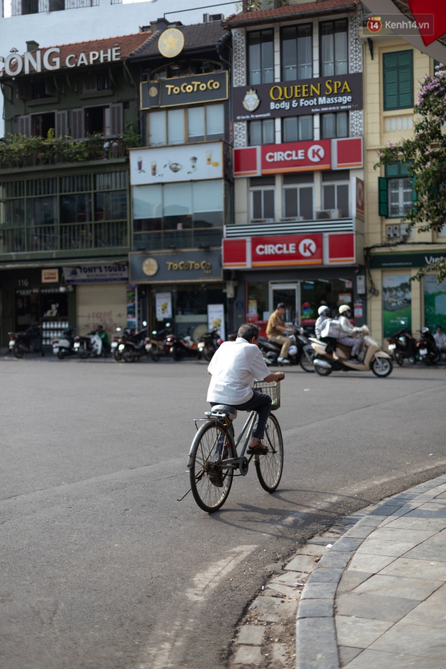 1 ngày trước khi tạm hạ nhiệt, Hà Nội nắng nóng như chảo lửa, người dân chật vật mưu sinh dưới nhiệt độ gay gắt - Ảnh 3.