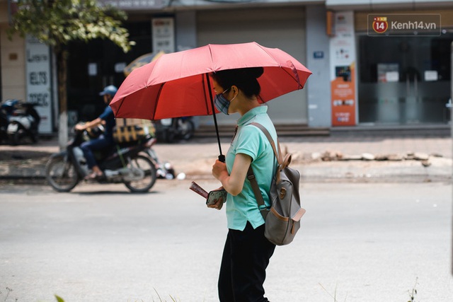 1 ngày trước khi tạm hạ nhiệt, Hà Nội nắng nóng như chảo lửa, người dân chật vật mưu sinh dưới nhiệt độ gay gắt - Ảnh 4.