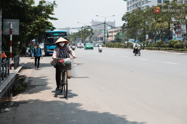 1 ngày trước khi tạm hạ nhiệt, Hà Nội nắng nóng như chảo lửa, người dân chật vật mưu sinh dưới nhiệt độ gay gắt - Ảnh 9.