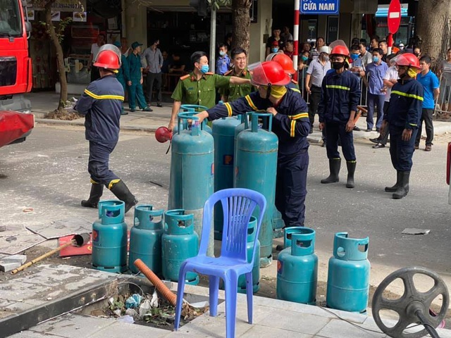 Nghi nổ bình gas tại nhà hàng gà rán giữa phố cổ Hà Nội, 3 người nguy kịch - Ảnh 3.