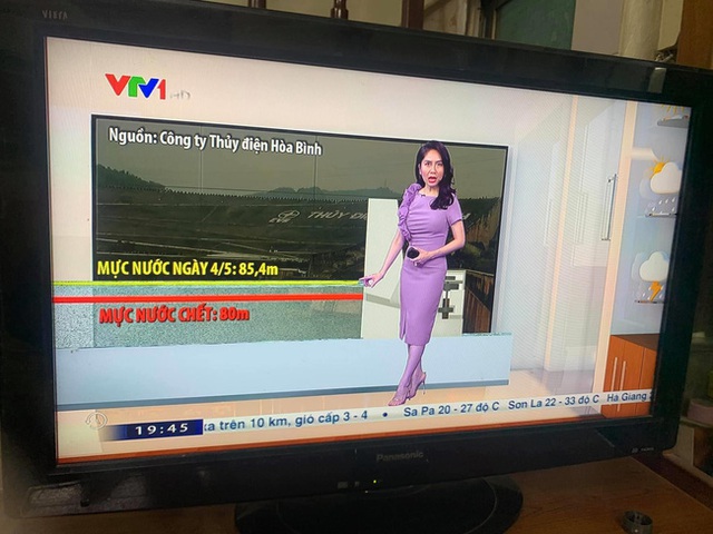 Nữ MC kỳ cựu trong chương trình dự báo thời tiết gặp sự cố tím người, ngay lập tức trở thành spotlight trên mạng xã hội - Ảnh 2. Nữ MC kỳ cựu trong chương trình dự báo thời tiết gặp sự cố tím người, ngay lập tức trở thành spotlight trên mạng xã hội - Ảnh 2.
