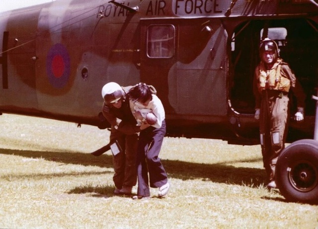 Cảm động cô gái gốc Việt hội ngộ viên phi công Anh từng cứu mình - Ảnh 1.
