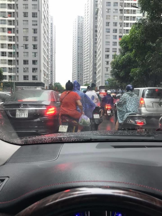 Tắc đường kinh hoàng ở Hà Nội nhìn từ trên cao, người dân vật vã đội mưa đi học, đi làm - Ảnh 1.