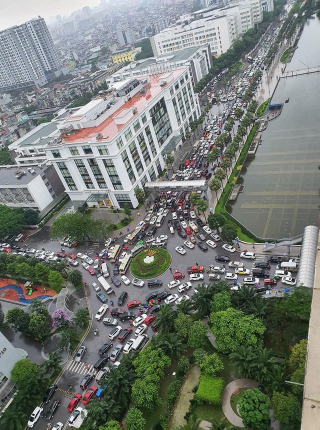 Tắc đường kinh hoàng ở Hà Nội nhìn từ trên cao, người dân vật vã đội mưa đi học, đi làm - Ảnh 4.
