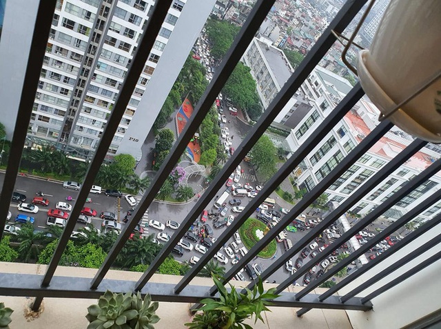 Tắc đường kinh hoàng ở Hà Nội nhìn từ trên cao, người dân vật vã đội mưa đi học, đi làm - Ảnh 5.