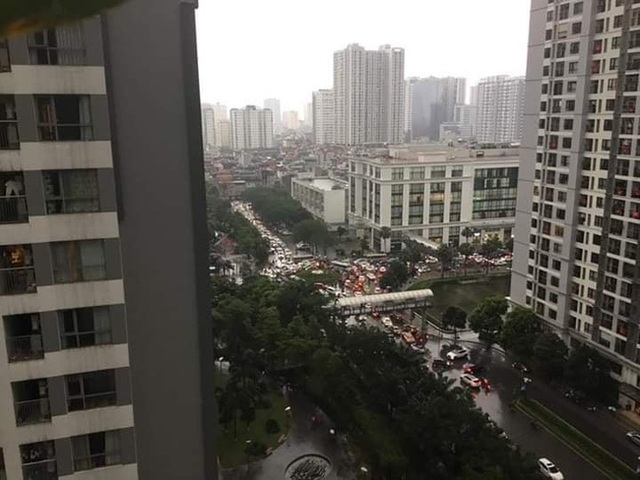 Tắc đường kinh hoàng ở Hà Nội nhìn từ trên cao, người dân vật vã đội mưa đi học, đi làm - Ảnh 6.
