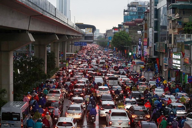Tắc đường kinh hoàng ở Hà Nội nhìn từ trên cao, người dân vật vã đội mưa đi học, đi làm - Ảnh 8.