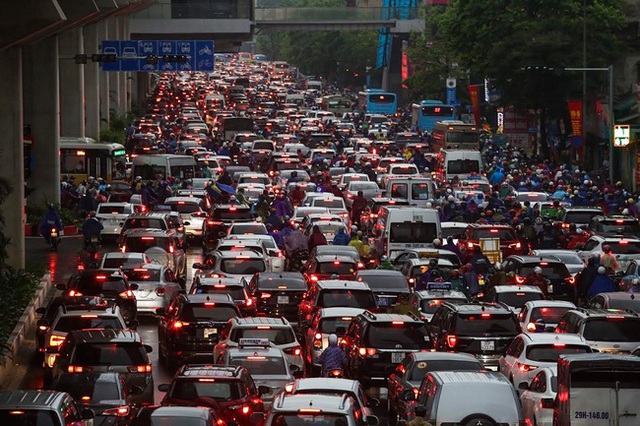 Tắc đường kinh hoàng ở Hà Nội nhìn từ trên cao, người dân vật vã đội mưa đi học, đi làm - Ảnh 9.