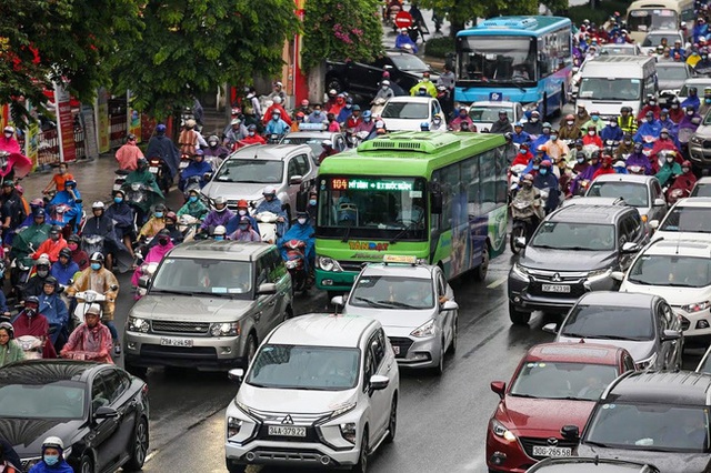 Tắc đường kinh hoàng ở Hà Nội nhìn từ trên cao, người dân vật vã đội mưa đi học, đi làm - Ảnh 10.