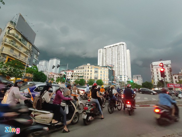 Mái tôn bay xuống đường trong cơn dông ở Hà Nội - Ảnh 2.