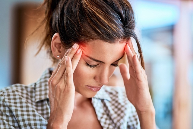 4 cách đánh bay cơn đau đầu “trong nháy mắt” - Ảnh 1.