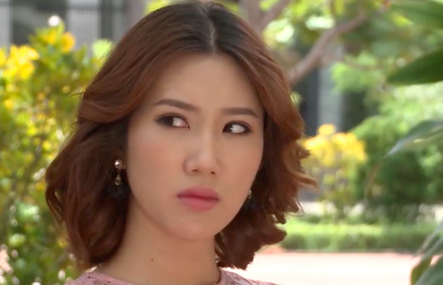 Hoa vẫn nở m&ugrave;a đ&ocirc;ng: Th&uacute;y Ng&acirc;n mặc v&aacute;y cưới đứng b&ecirc;n chồng m&agrave; cứ mơ tưởng bạn trai Cao Th&aacute;i H&agrave;  - Ảnh 1.