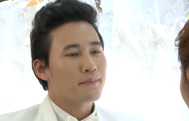 Hoa vẫn nở m&ugrave;a đ&ocirc;ng: Th&uacute;y Ng&acirc;n mặc v&aacute;y cưới đứng b&ecirc;n chồng m&agrave; cứ mơ tưởng bạn trai Cao Th&aacute;i H&agrave;  - Ảnh 7.